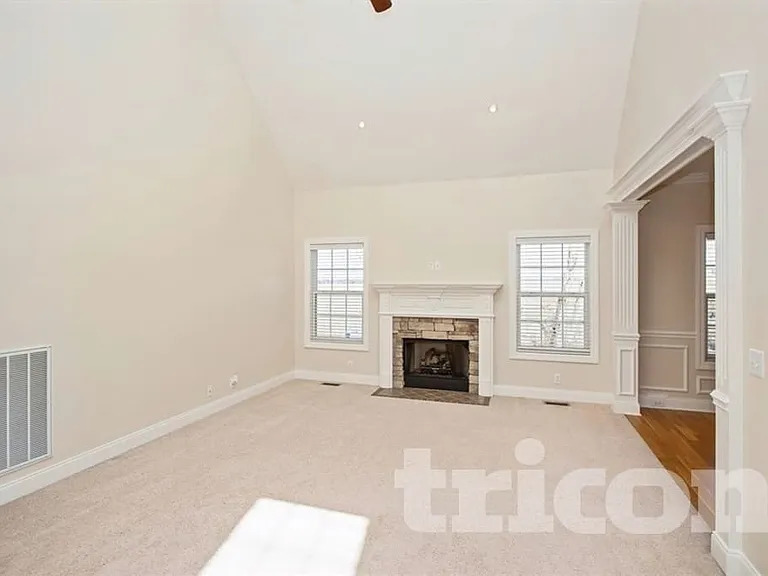 1410 Deerskin Ct — Photo 3
