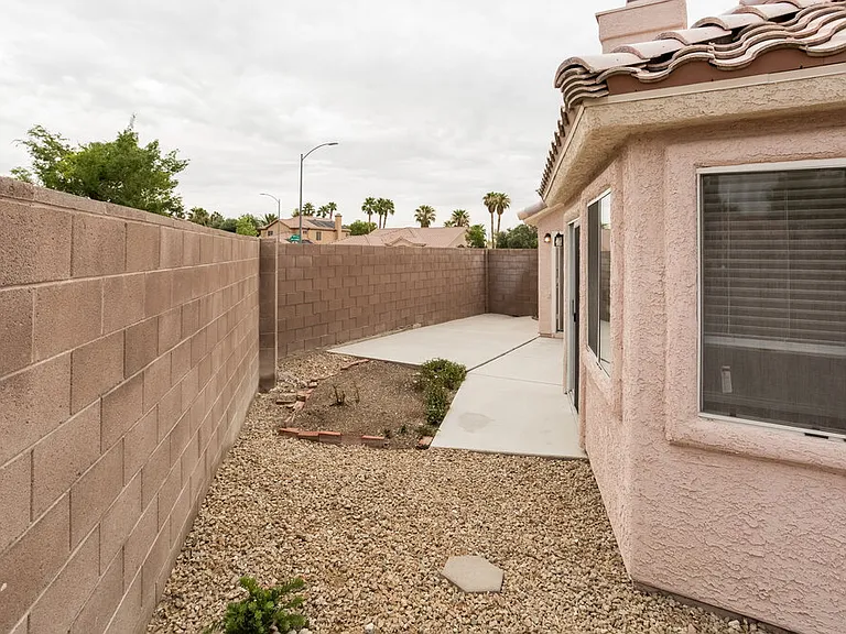 4565 Savin Cir — Photo 15