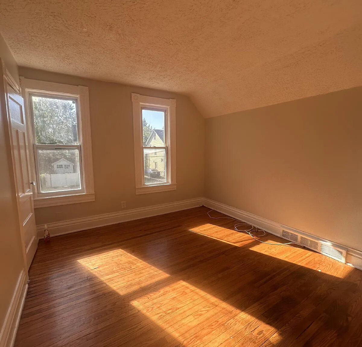 3 bed, 1.0 bath, $1,200 — Photo 3