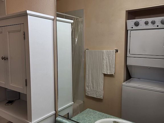 5th image of 919 W Lorraine Ave #7