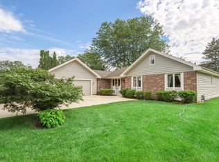 N26W22301 Ridgewood Ln, Waukesha, WI 53186