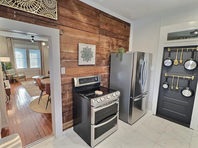 404 W Walnut St — Photo 8