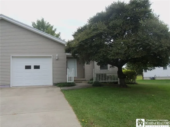 5 Pleasant Ave, Fredonia, NY 14063