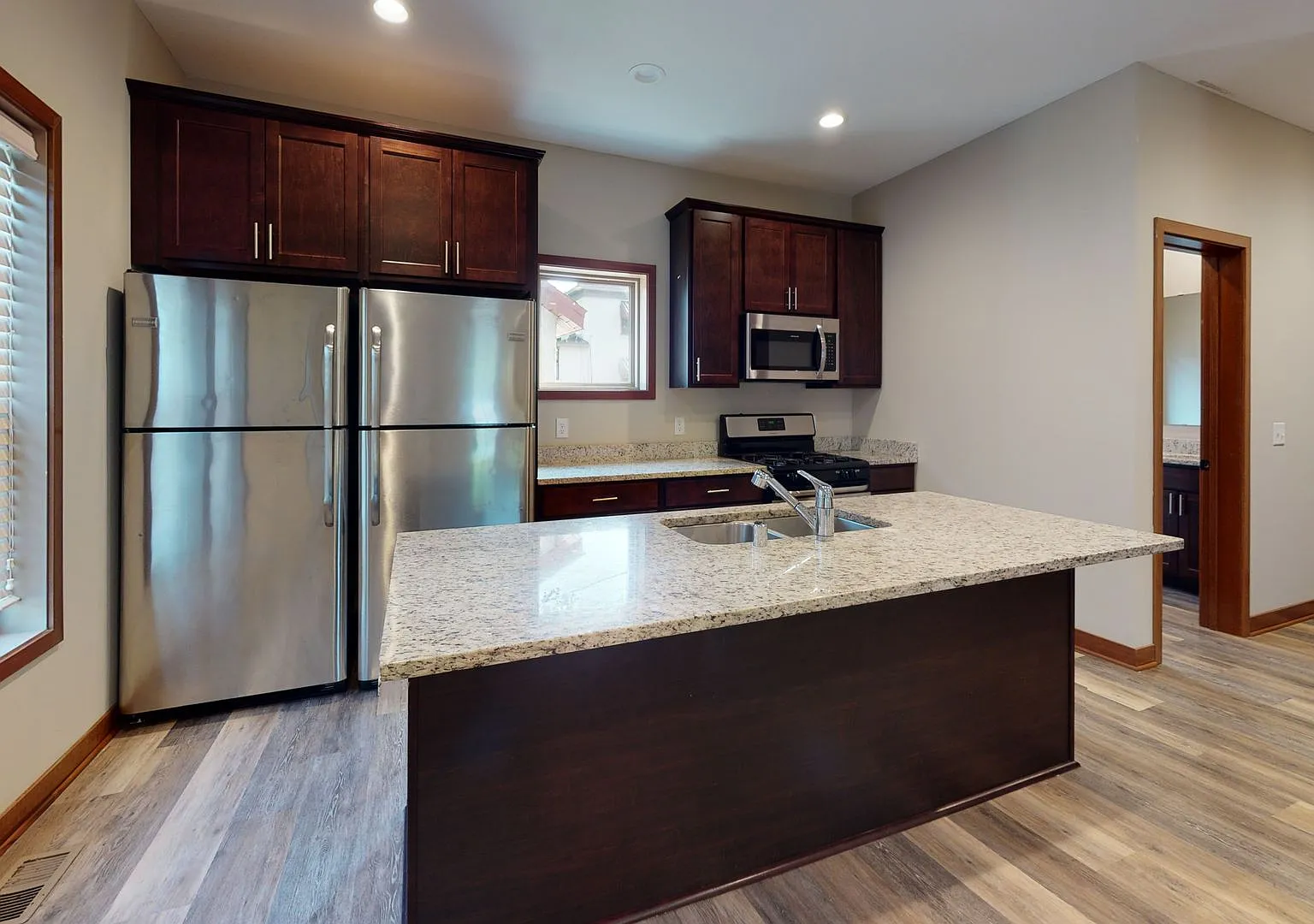 915 7th St SE — Photo 3