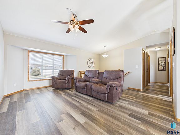 3rd image of 4117 W 92nd St