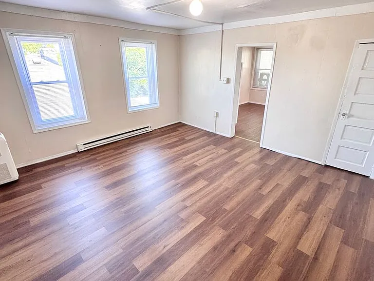 1348 E 6th St — Photo 9