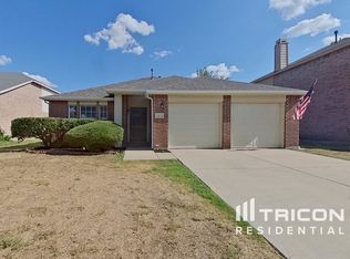 1073 Harriman Dr, Saginaw, TX 76131