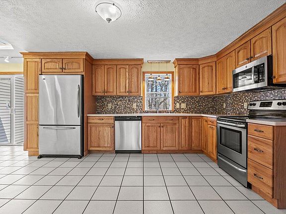 4th image of 81 Breton Avenue