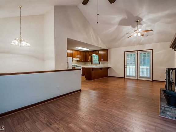 3rd image of 140 Deer Hollow Ln
