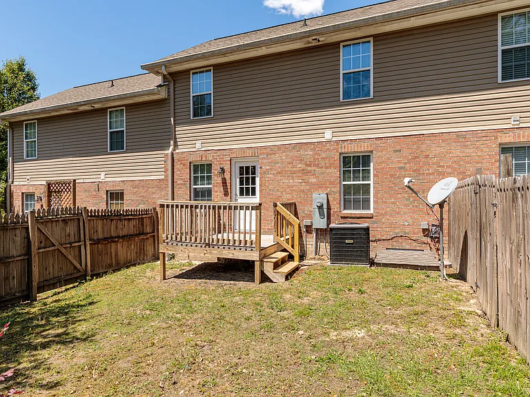 202 Clover Ct — Photo 21