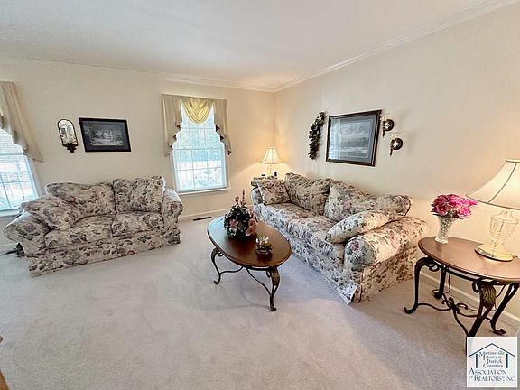 3rd image of 697 Woodland Dr