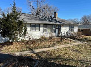 424 SW 27th St, Topeka, KS 66611