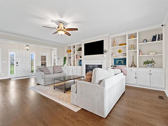 4th image of 7128 Holly Glen Dr