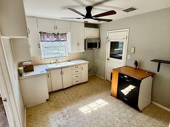 4th image of 904 N Elm St