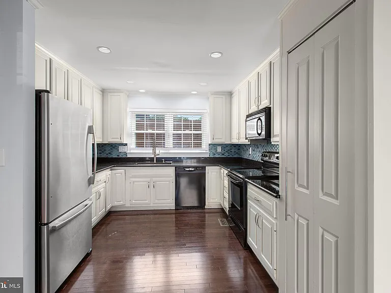 1011 Charles St #C — Photo 10