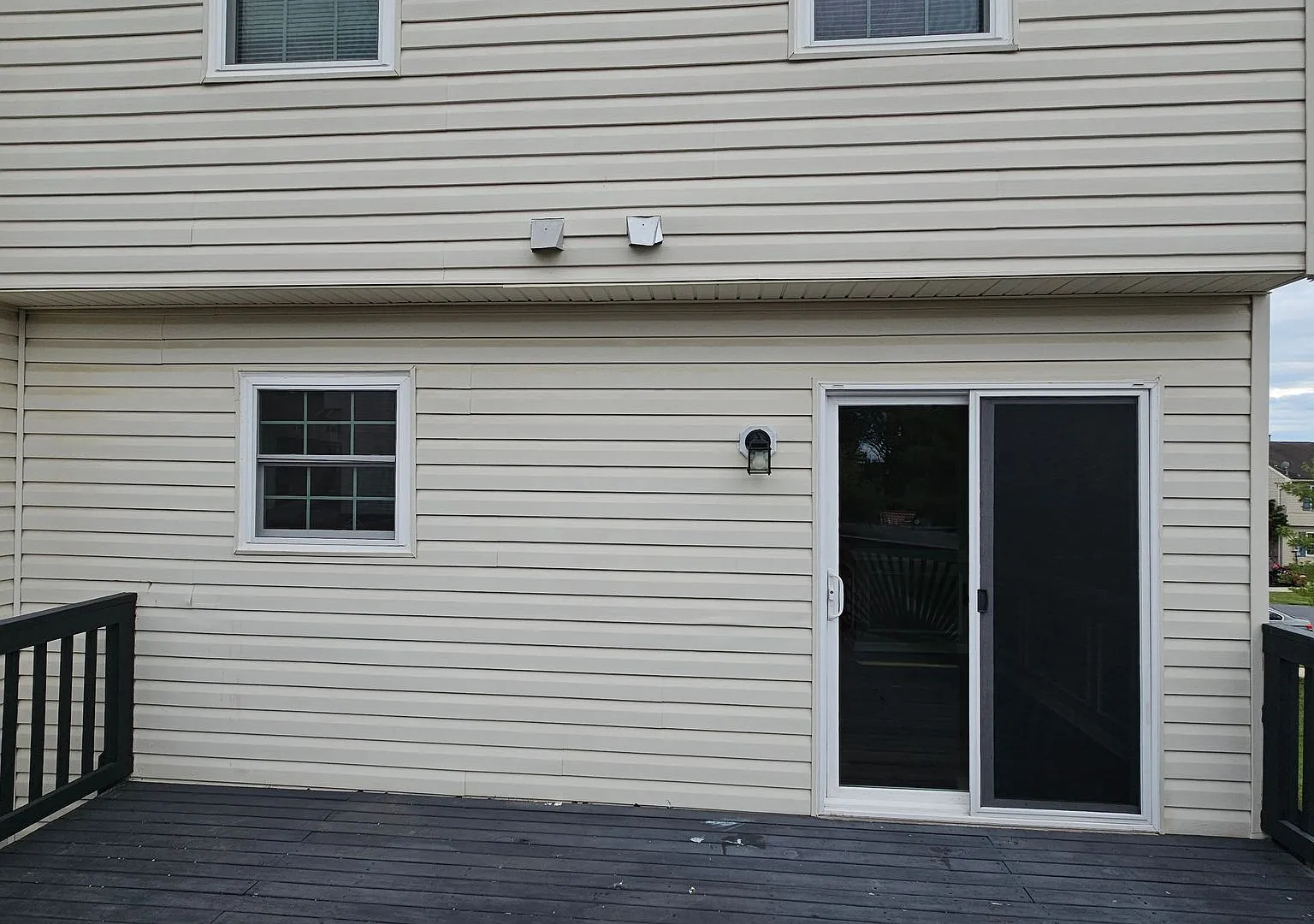 Don't Miss This Stunner! 3 Bedroom End Unit Townhome In Quiet Location! — Photo 3