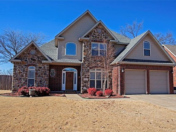 2nd image of 606 SE Jamaica Dr