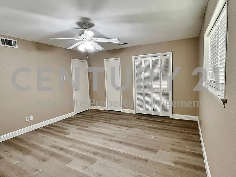 1914 W Northgate Dr — Photo 15