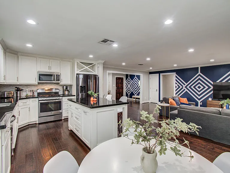 4749 Benning Dr — Photo 11