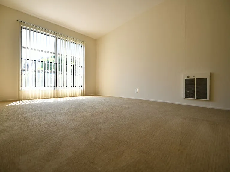 95 Linda Apartments — Photo 18