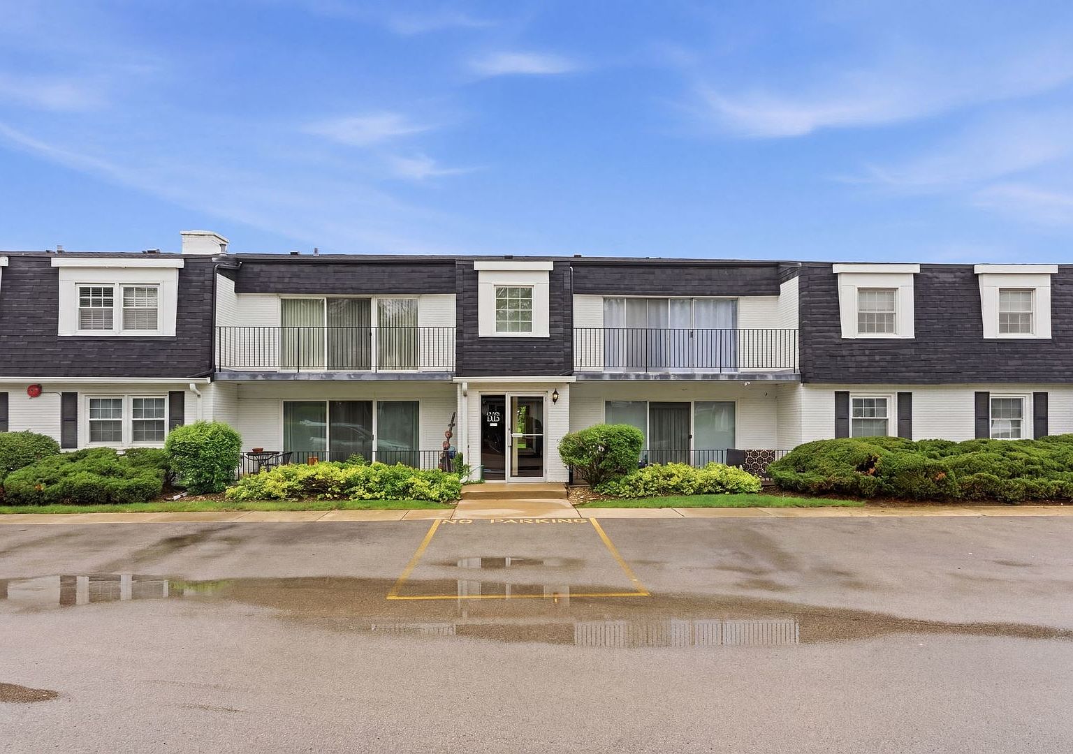 1115 Royal Street George Dr #201