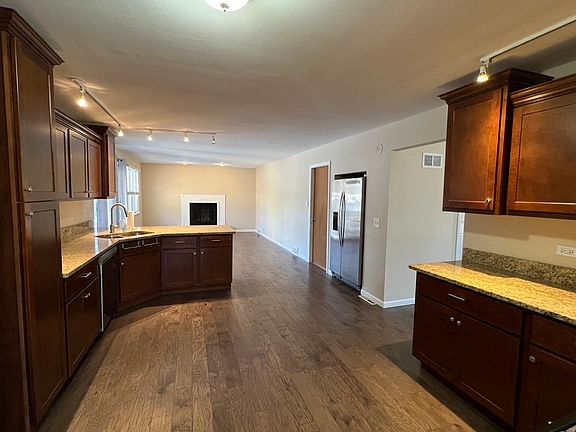 4th image of 425 Linden Ct