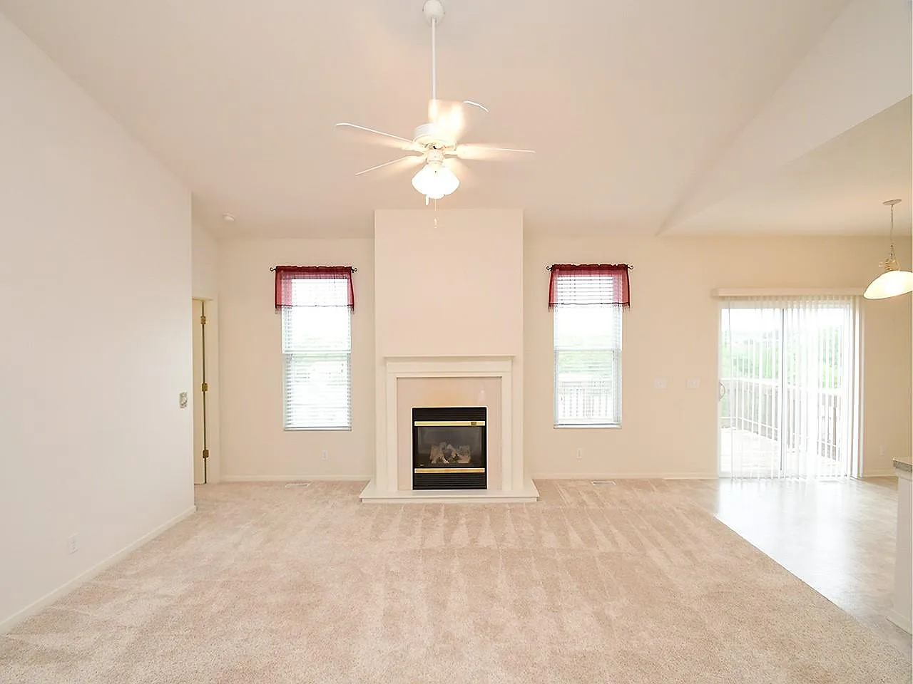 5018 S 194th Ave — Photo 2