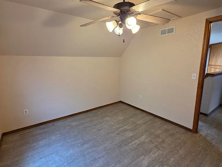 621 Stoneridge Dr — Photo 5