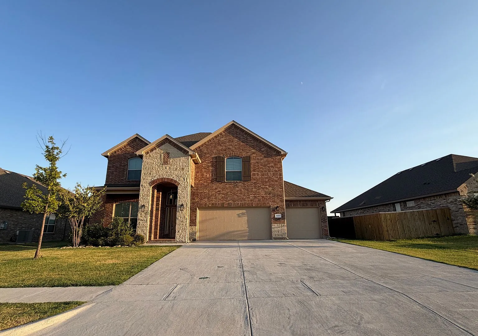 Spacious New Build In Krum School Ready For Move-In — Photo 1