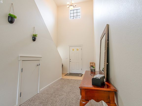 4th image of 621 Jasmine Cir