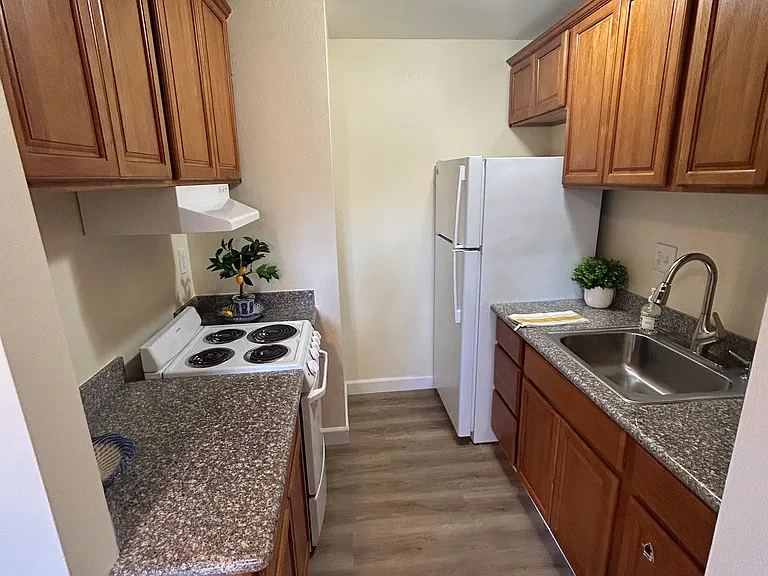 Whitesgate Apartments — Photo 35