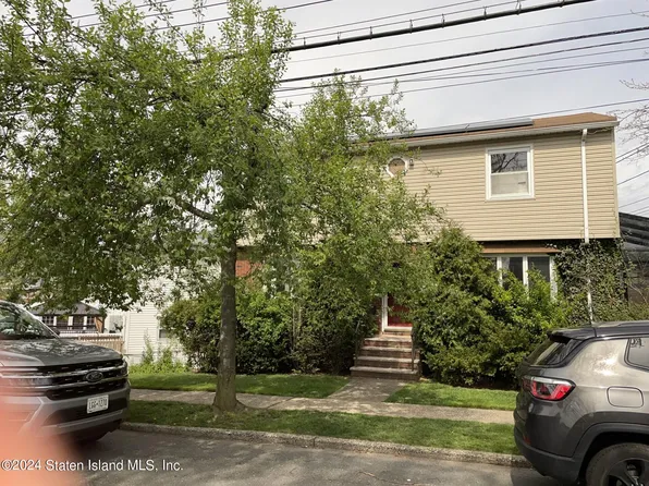 1035 W Fingerboard Rd, Staten Island, NY 10304