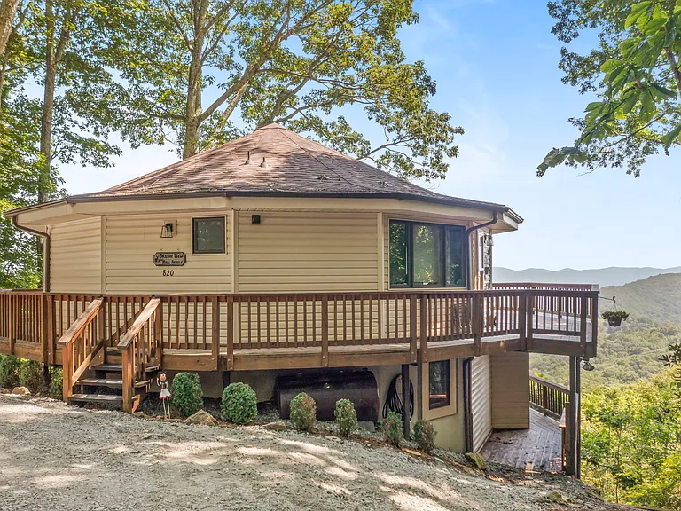 820 Pine Ridge Rd — Photo 2