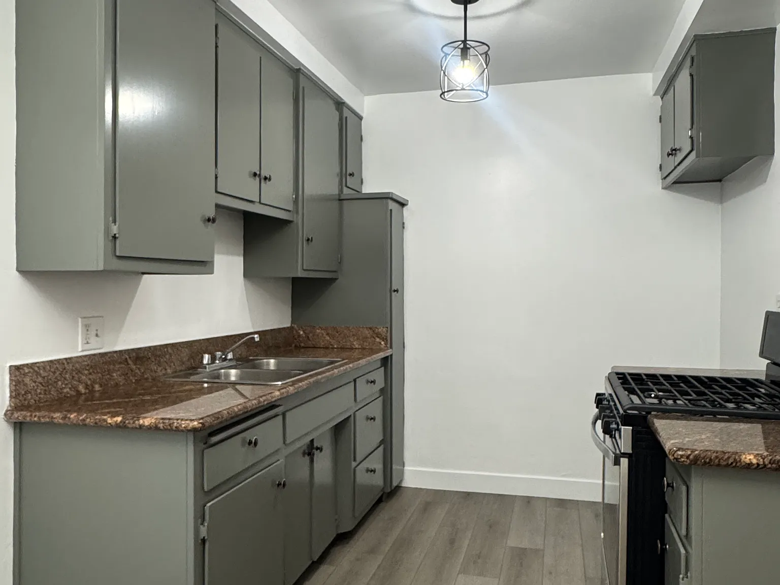 2 bed, 900 sqft, $2,275 — Photo 2