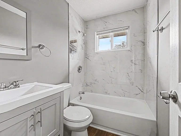 Brentwood Apartments — Photo 10