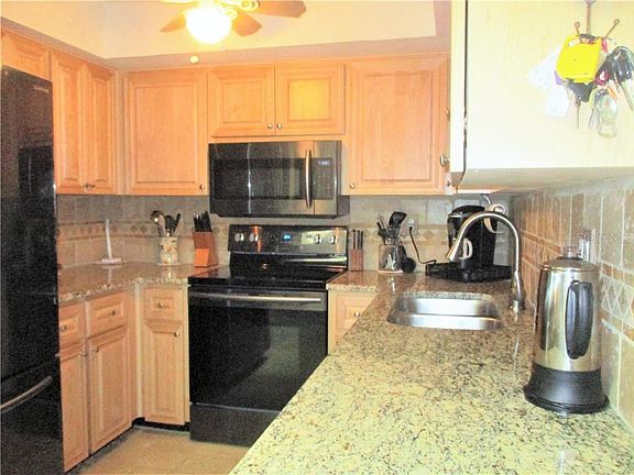 5th image of 2231 Spruce Ln APT A