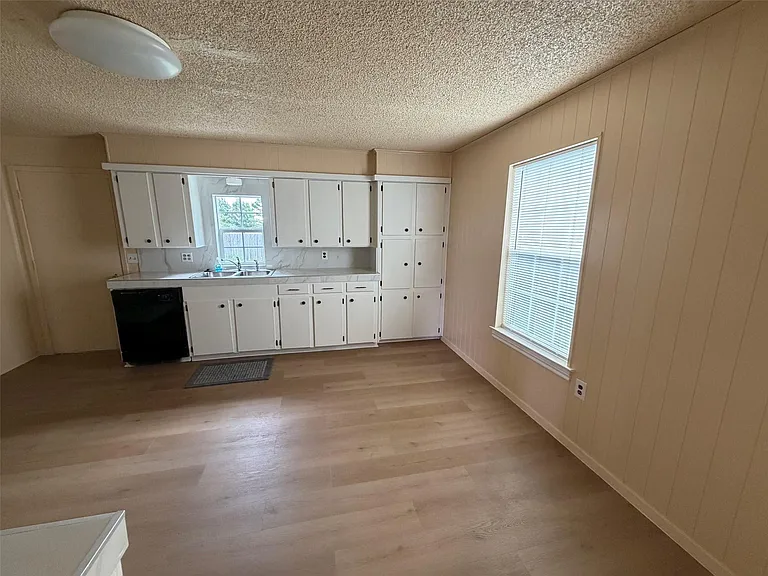 1114 Thorpe Springs Rd — Photo 10