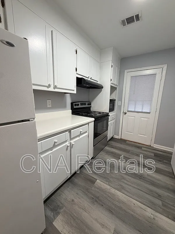3 bed, 1.5 bath, 1156 sqft, $1,800 — Photo 3