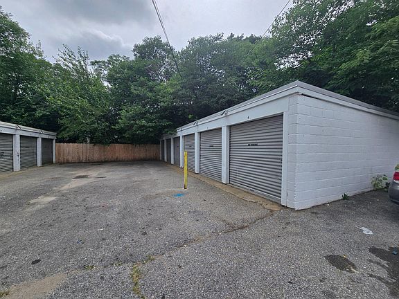 3rd image of 820 E 22nd St