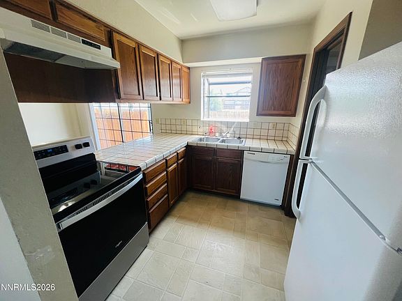 4th image of 861 W Center St