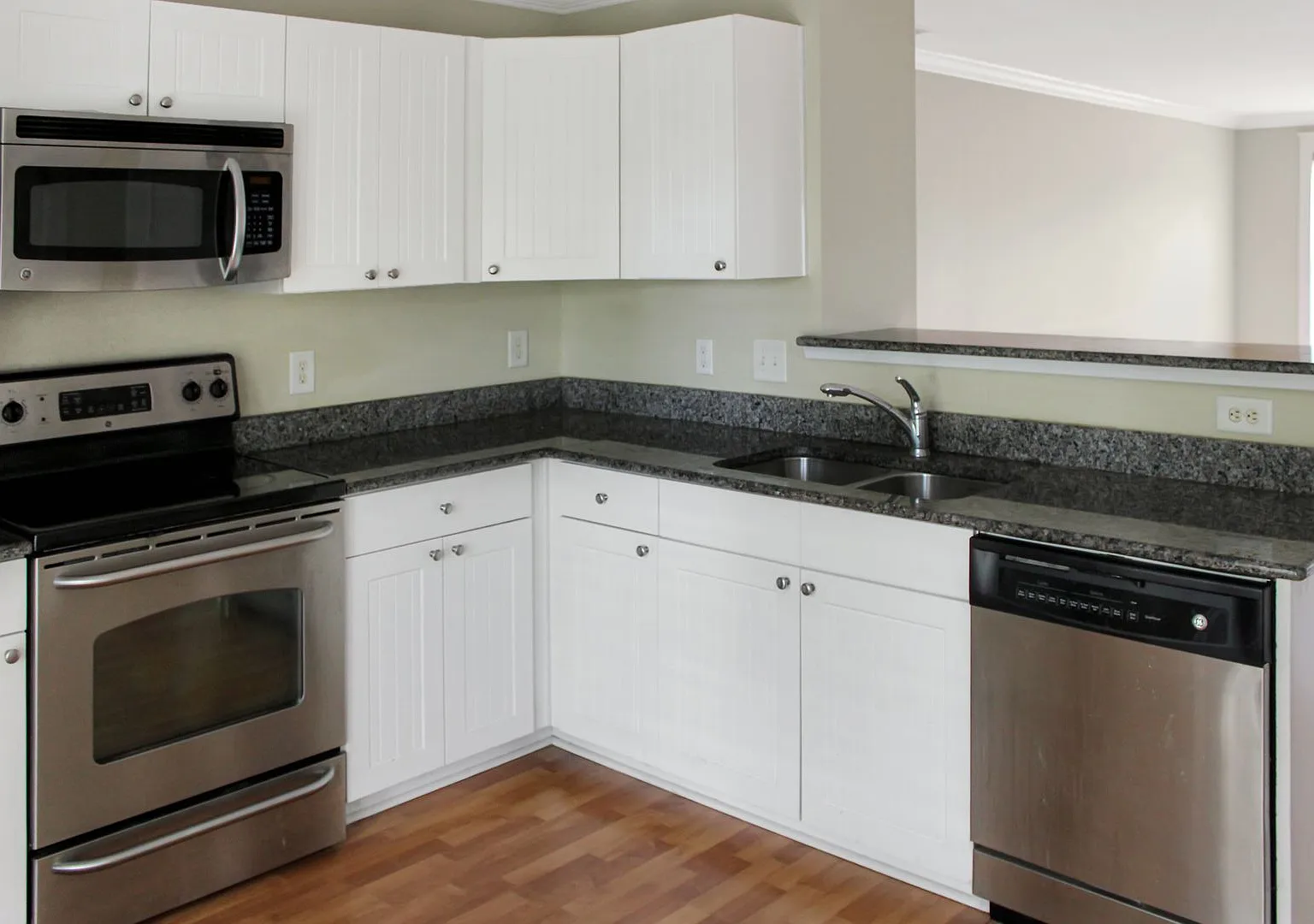 2 bedroom condo in gated community — Photo 3