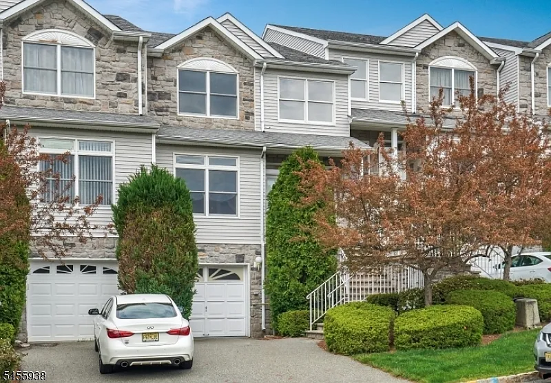 3 bed, 3.5 bath, 2024 sqft, $3,900 — Photo 1