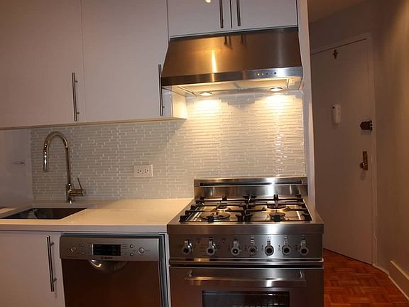 5th image of 118 W 72nd St APT 301