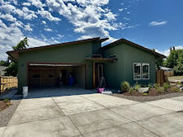 142 Village Park Dr, Ashland, OR 97520