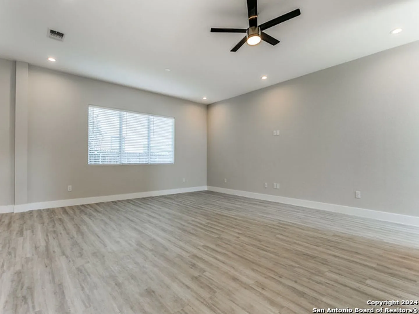 Luxury 3-Bedroom Alamo Heights Townhome — Photo 3