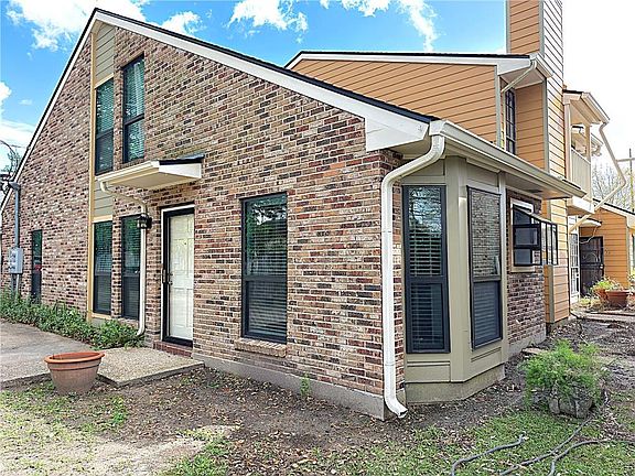 2nd image of 410 Longwood Ct APT D
