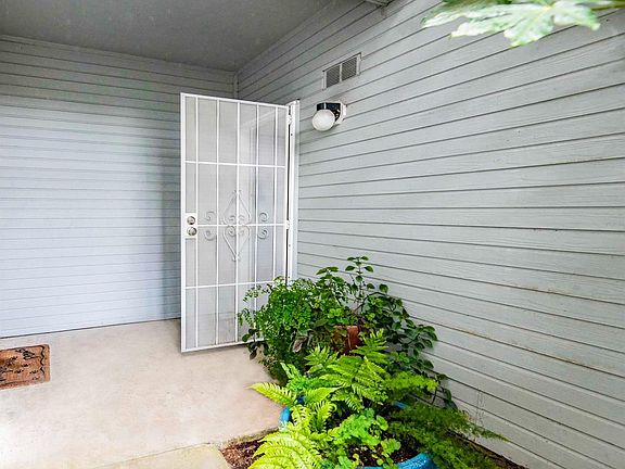 3rd image of 2728 East Court