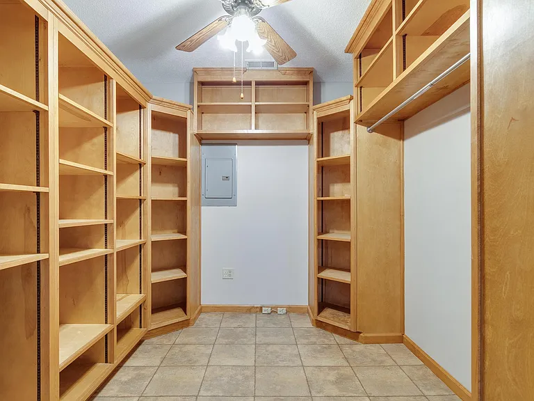 841 Cloverleaf Dr — Photo 14