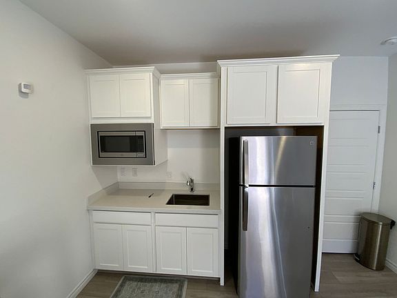 5th image of 3706 Etendre Ct #B
