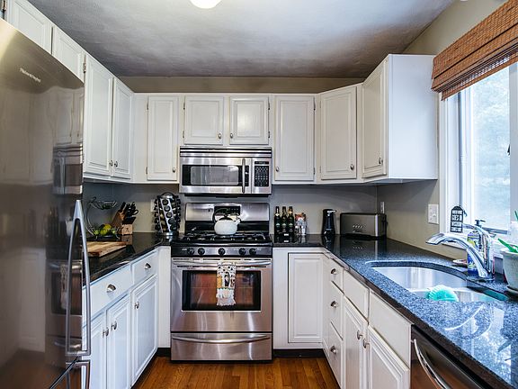 4th image of 180 Cowesett Green Dr